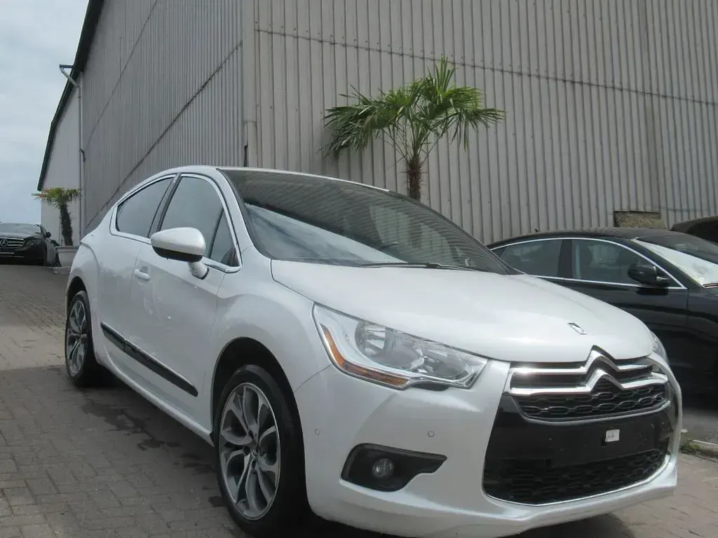 Gebraucht Citroën DS4 So Chic 120 PS (88 kW) 2013 Weiß Kleinwagen
