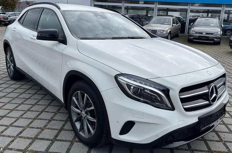 Gebraucht Mercedes GLA250 211 PS (155 kW) 2016 Weiß SUV