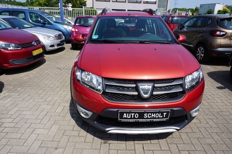 Rot Gebraucht 2015 Dacia Sandero Prestige Kleinwagen | 3.998 € (Guter Preis) - Bild 1/4