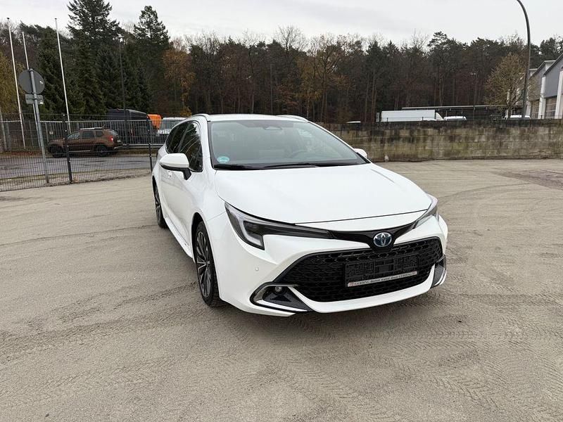 Weiß Gebraucht 2024 Toyota Corolla Team Kombi | 24.700 € (Guter Preis) - Bild 1/4