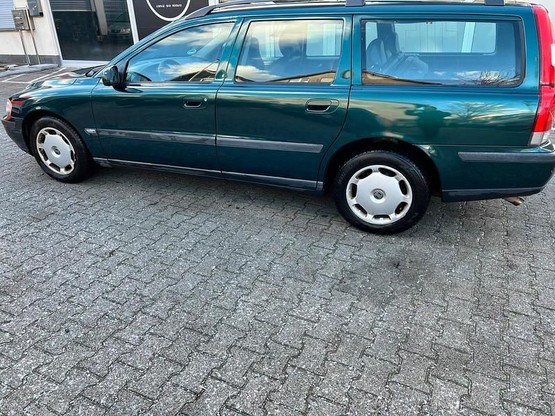 Grün Gebraucht 2001 Volvo V70 Kombi | 1.800 € (Guter Preis) - Bild 1/4