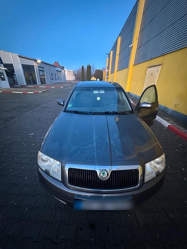 Grau Gebraucht 2005 Skoda Superb Limousine | 2.850 € (Fairer Preis) - Bild 1/4