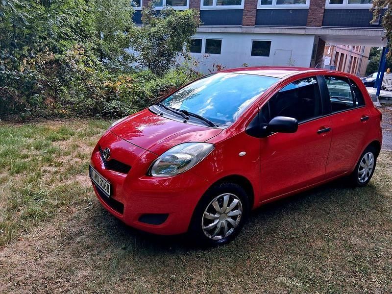 Rot Gebraucht 2009 Toyota Yaris Cool Limousine | 3.150 € (Fairer Preis) - Bild 1/4