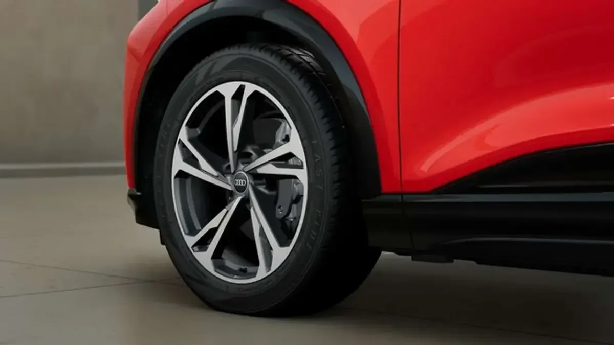 Gebraucht Audi Q6 e-tron S-Line 185 kW (252 PS) 2025 Soneirarot metallic SUV