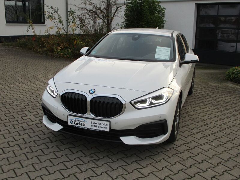 Mineralweiss metallic Gebraucht 2023 BMW 118 Advantage Kleinwagen | 24.900 € (Fairer Preis) - Bild 1/4