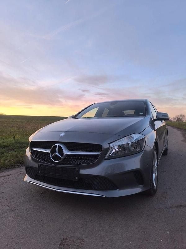 Gebraucht Mercedes A200 Urban 156 PS (114 kW) 2017 Grau Limousine