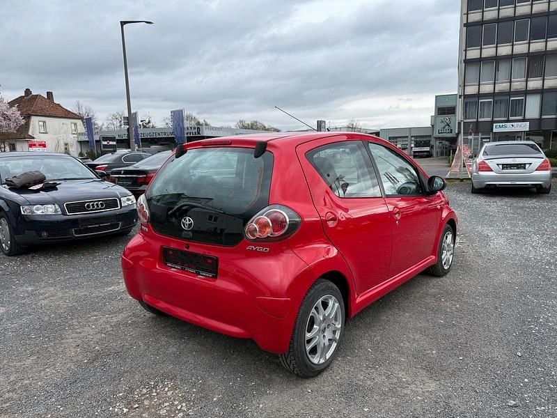 Gebraucht Toyota Aygo 68 PS (50 kW) 2009 Rot Kleinwagen