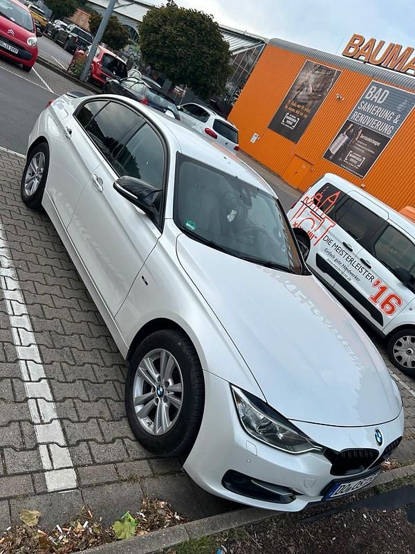 Weiß Gebraucht 2012 BMW 320 Limousine | 11.900 € (Teuer) - Bild 1/4