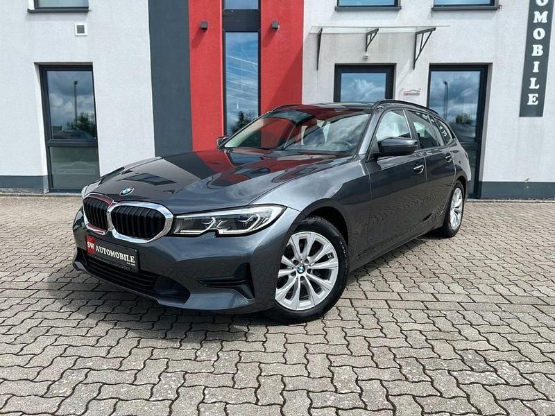 Grau Gebraucht 2020 BMW 318 Sport Line Kombi | 20.700 € (Fairer Preis) - Bild 1/4