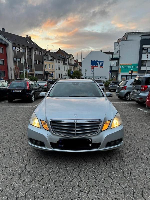 Silber Gebraucht 2010 Mercedes E220 Kombi | 5.500 € (Fairer Preis) - Bild 1/4