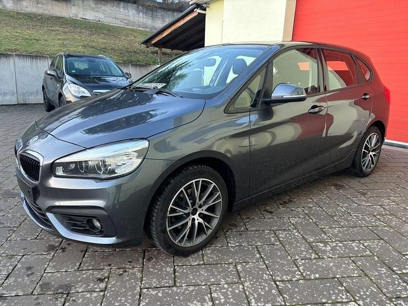 Grau Gebraucht 2015 BMW 218 Active Tourer Basis Van / Kleinbus | 11.499 € (Guter Preis) - Bild 1/4