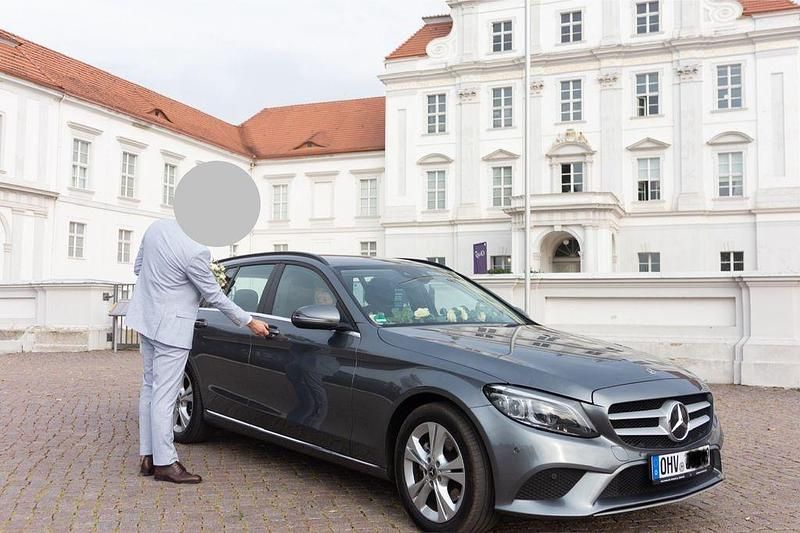 Grau Gebraucht 2022 Mercedes C200 Kombi | 27.900 € (Superpreis) - Bild 1/4