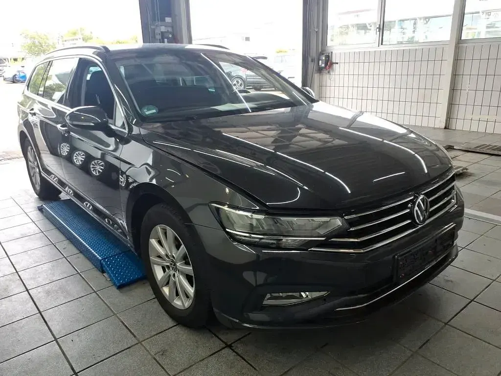 Gebraucht VW Passat Business 150 PS (110 kW) 2022 Mangangrau metallic Kombi