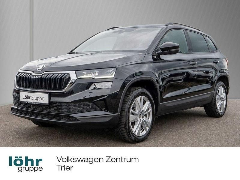 Schwarzmagic perleffekt Gebraucht 2024 Skoda Karoq Selection SUV | 32.980 € (Fairer Preis) - Bild 1/4