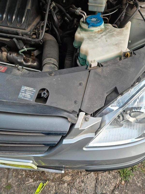 Gebraucht Mercedes B180 105 PS (77 kW) 2010 Silber Van / Kleinbus