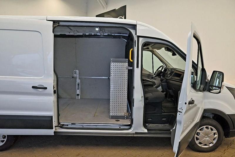 Gebraucht Ford Transit Trend 131 PS (96 kW) 2023 Weiß Limousine