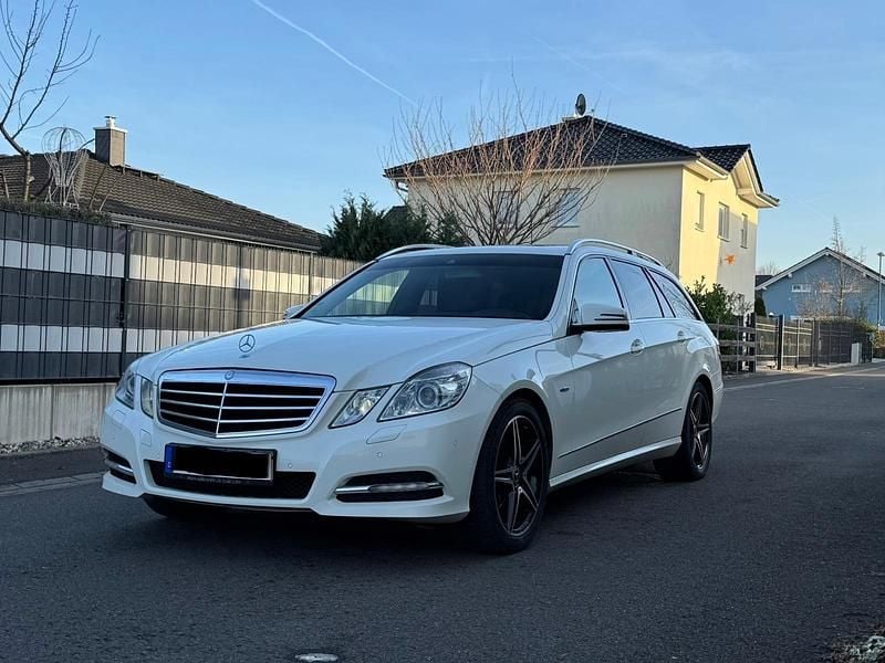 Weiß Gebraucht 2011 Mercedes E200 Kombi | 10.600 € (Fairer Preis) - Bild 1/4