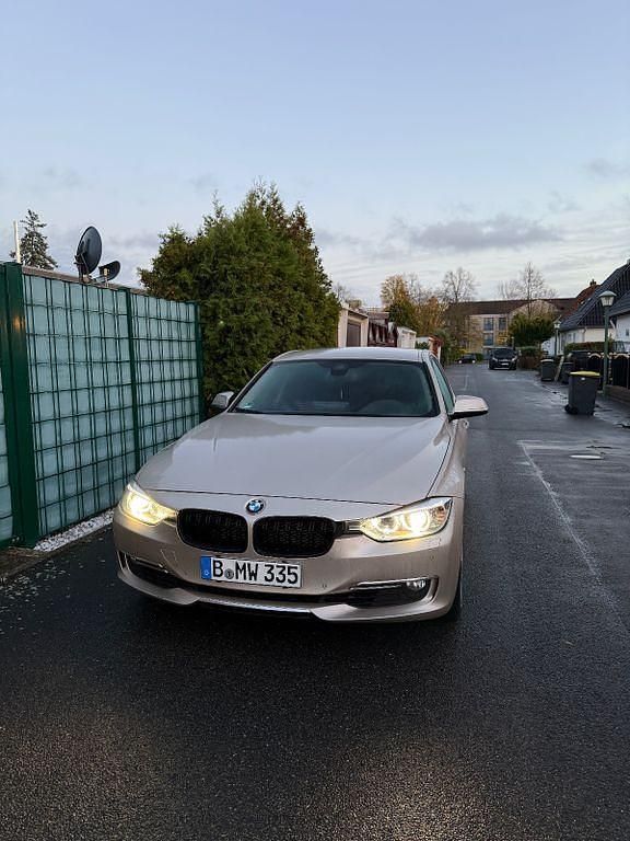 Grau Gebraucht 2012 BMW 335 Luxury Line Limousine | 14.001 € (Guter Preis) - Bild 1/4