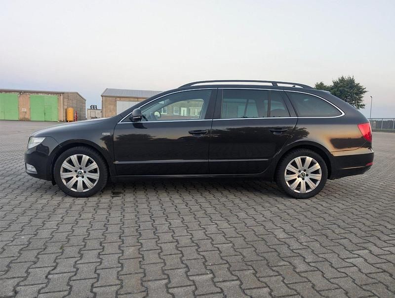 Gebraucht Skoda Superb 140 PS (102 kW) 2012 Braun Kombi