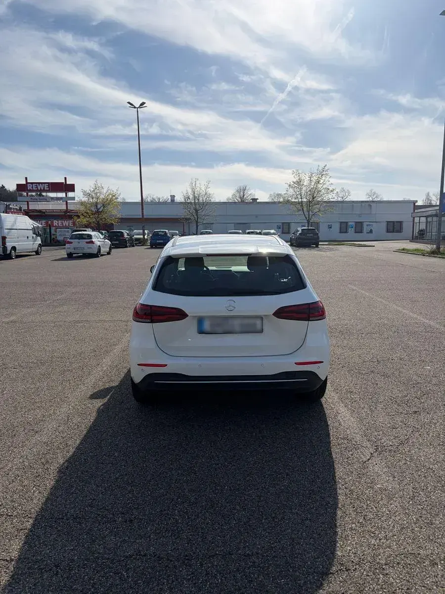 Gebraucht Mercedes B180 116 PS (85 kW) 2019 Schwarz Kleinwagen