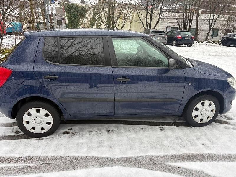 Blau Gebraucht 2012 Skoda Fabia Active Limousine | 2.700 € (Guter Preis) - Bild 1/4