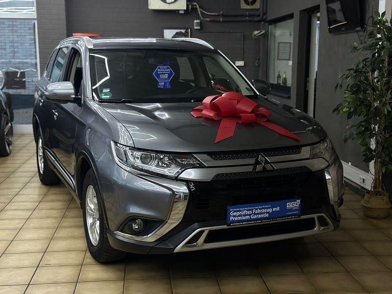 Grau Gebraucht 2019 Mitsubishi Outlander Diamant Edition SUV | 12.490 € (Guter Preis) - Bild 1/4