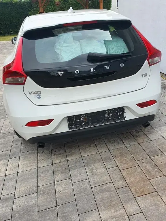 Gebraucht Volvo V40 Momentum 120 PS (88 kW) 2014 Weiß Limousine
