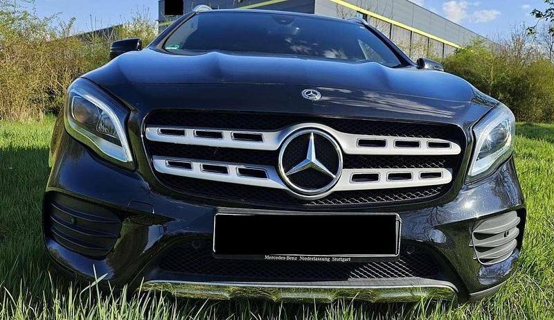 Schwarz Gebraucht 2018 Mercedes GLA250 AMG line SUV | 23.590 € (Fairer Preis) - Bild 1/4