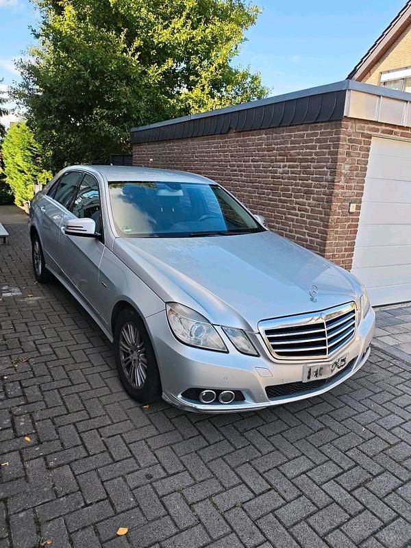 Silber Gebraucht 2009 Mercedes E350 Limousine | 6.500 € (Fairer Preis) - Bild 1/4