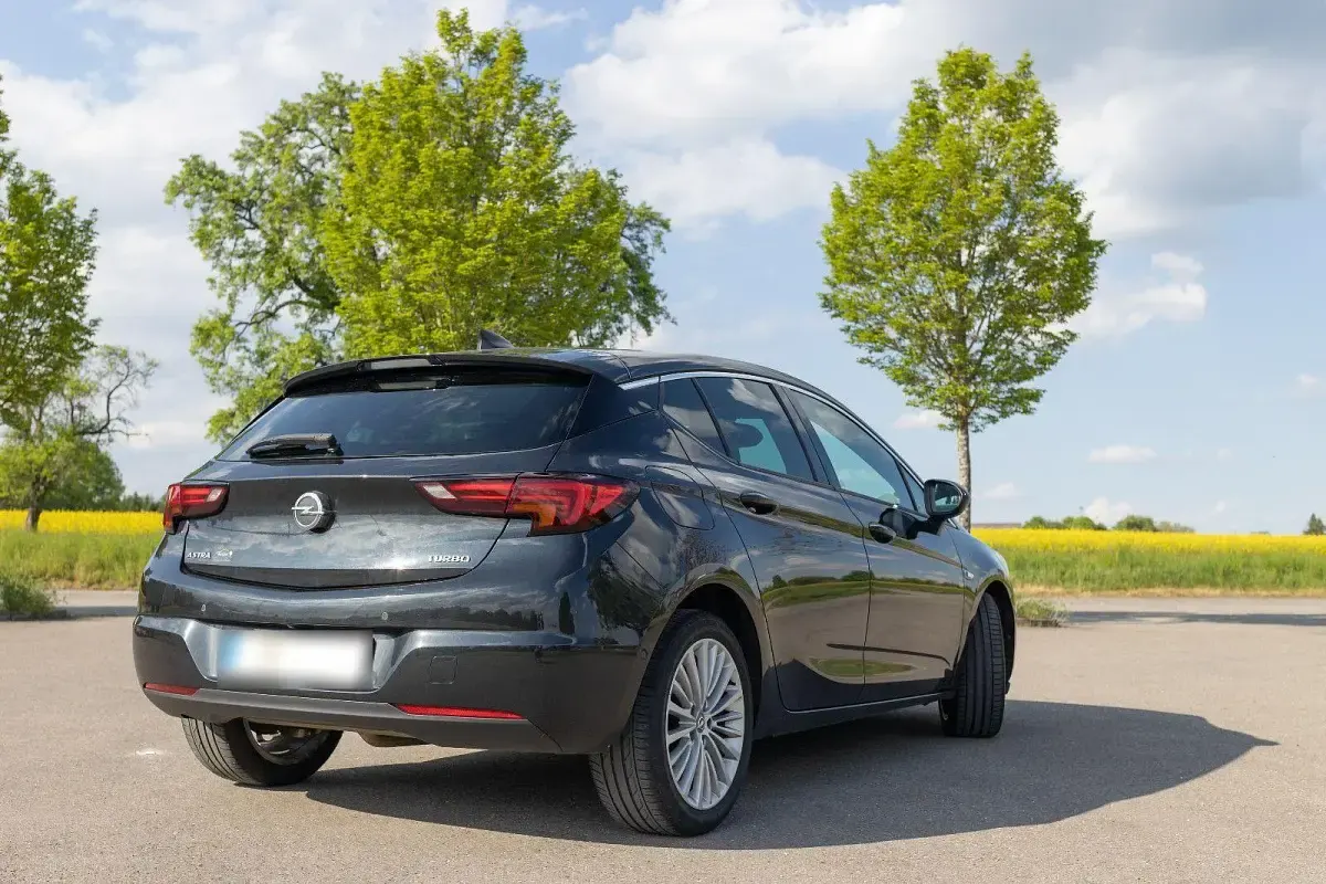 Gebraucht Opel Astra Innovation 125 PS (91 kW) 2015 Schwarz Limousine