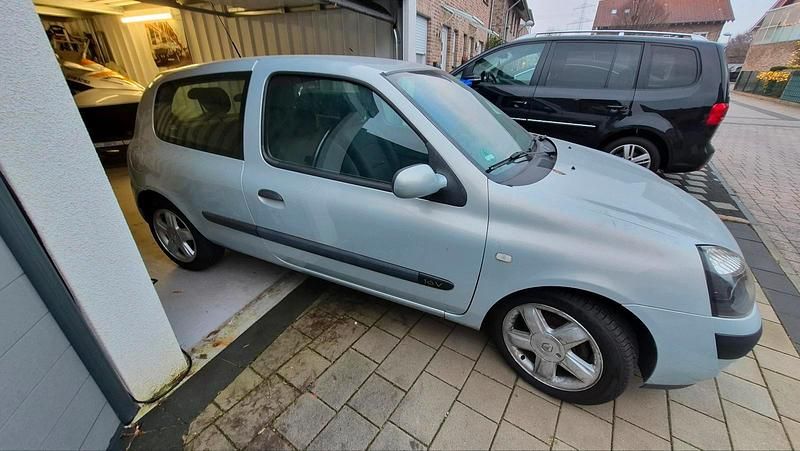 Gebraucht Renault Clio II 75 PS (55 kW) 2004 Silber Kleinwagen