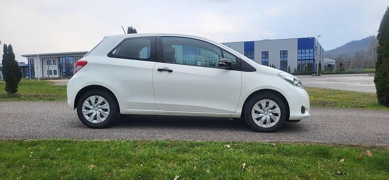 Gebraucht Toyota Yaris 69 PS (50 kW) 2013 Weiß Kleinwagen