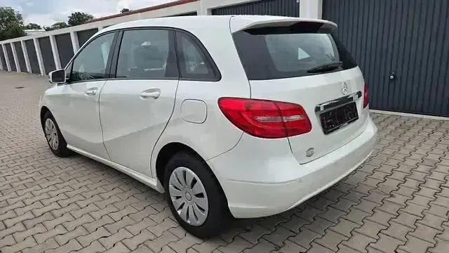 Gebraucht Mercedes B180 122 PS (89 kW) 2012 Calcitweiss Kleinwagen