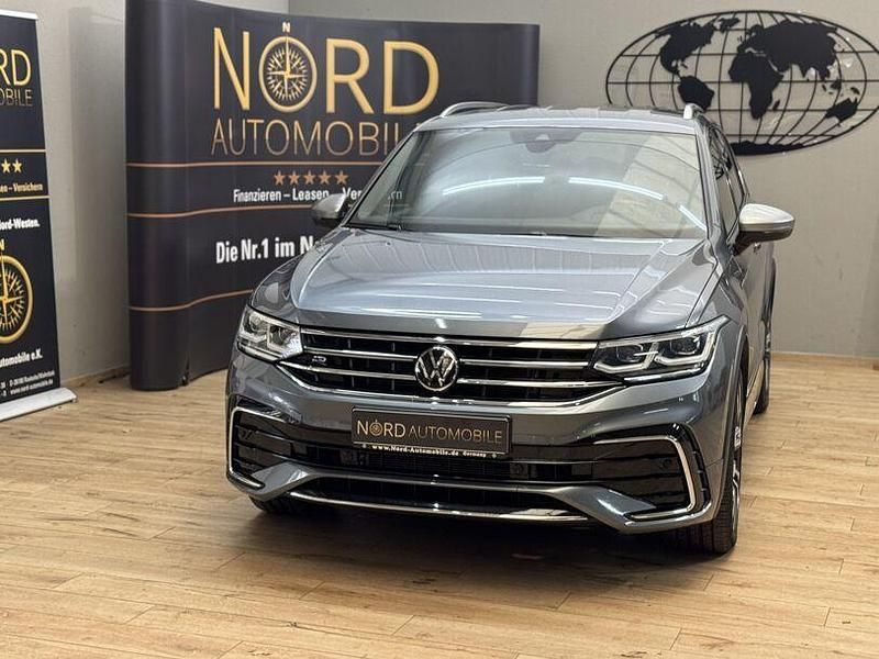 Platinum grey metallic (metallic) Gebraucht 2023 VW Tiguan Allspace R-line SUV | 36.299 € (Fairer Preis) - Bild 1/3