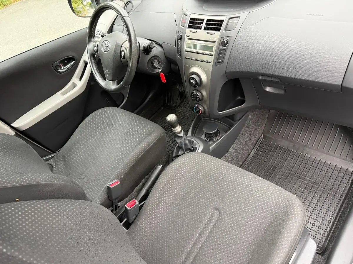 Gebraucht Toyota Yaris 69 PS (50 kW) 2011 Grau Kleinwagen