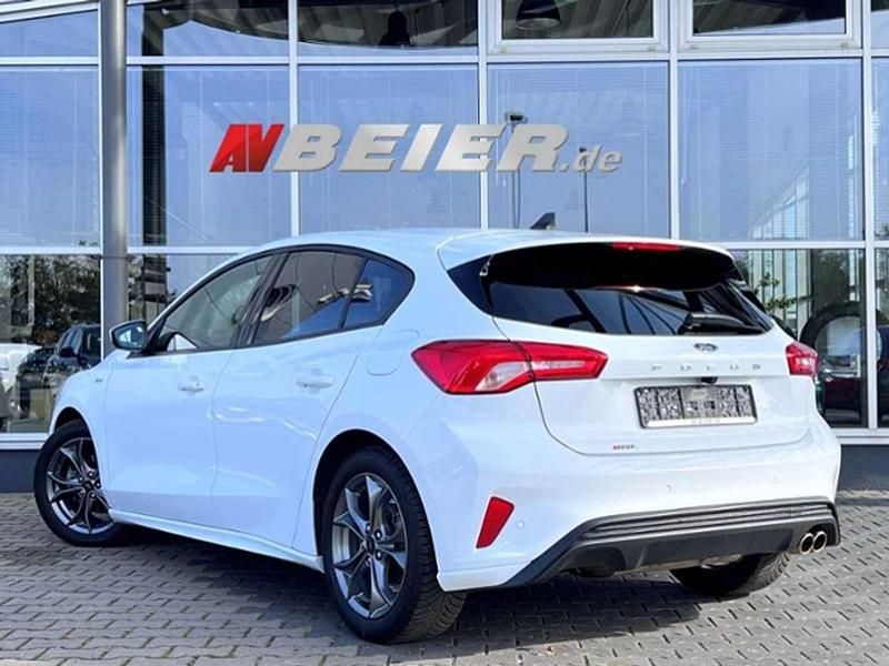 Gebraucht Ford Focus ST-Line 125 PS (91 kW) 2022 Frostweiß Limousine