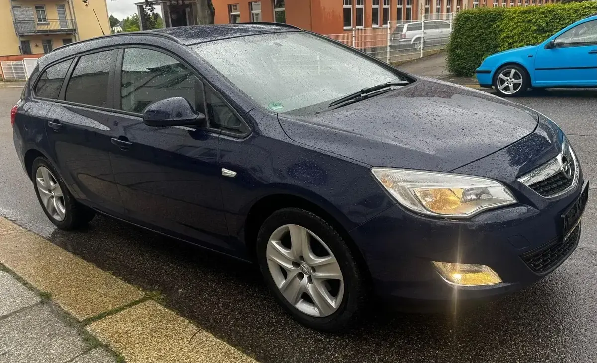 Gebraucht Opel Astra 125 PS (91 kW) 2011 Blau Kombi