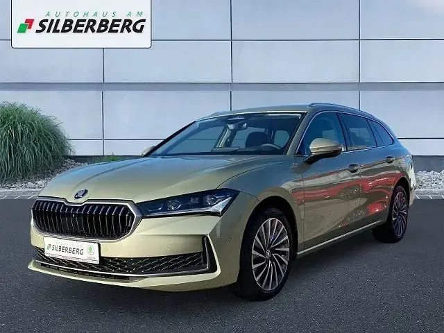 Gebraucht Skoda Superb LAURIN & KLEMENT 150 PS (110 kW) 2025 Ice tea beige metallic Kombi