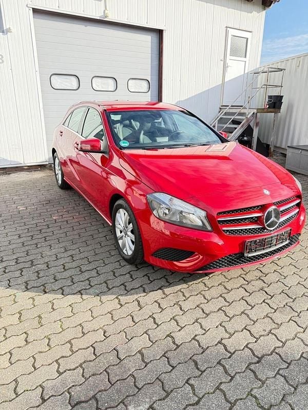 Gebraucht Mercedes A180 122 PS (89 kW) 2012 Rot Kleinwagen