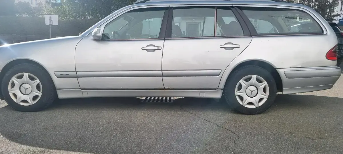 Usata Mercedes E220 150 CV (110 kW) 2002 Argento Station wagon