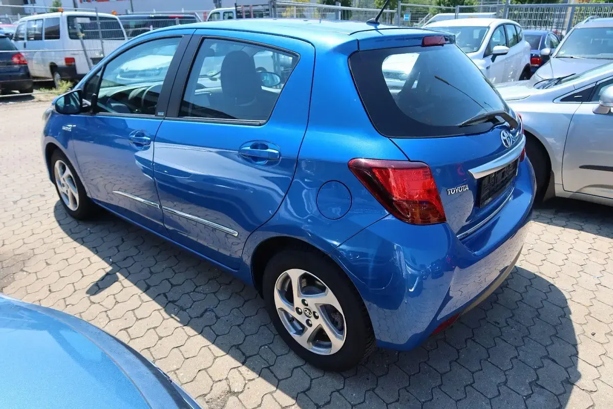 Gebraucht Toyota Yaris Hybrid Edition-S 75 PS (55 kW) 2016 Blau Limousine