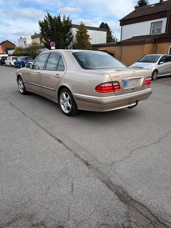 Usata Mercedes E320 224 CV (164 kW) 2000 Beige Berlina
