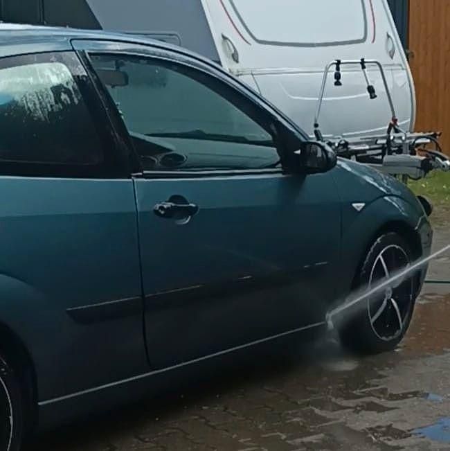Grün Gebraucht 2001 Ford Focus Limousine | 600 € (Superpreis) - Bild 1/3