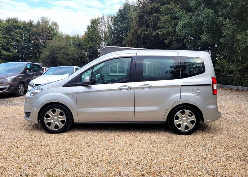Gebraucht Ford Tourneo Trend 95 PS (69 kW) 2016 Grau Kombi