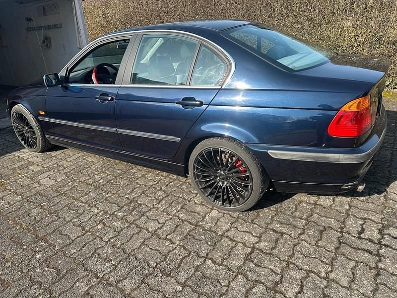 Gebraucht BMW 320 150 PS (110 kW) 1999 Blau Limousine