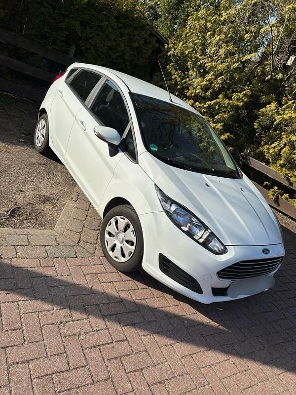 Gebraucht Ford Fiesta Trend 60 PS (44 kW) 2014 Weiß Kleinwagen