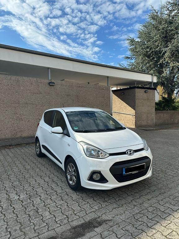 Weiß Gebraucht 2016 Hyundai i10 Passion Kleinwagen | 6.600 € (Guter Preis) - Bild 1/4