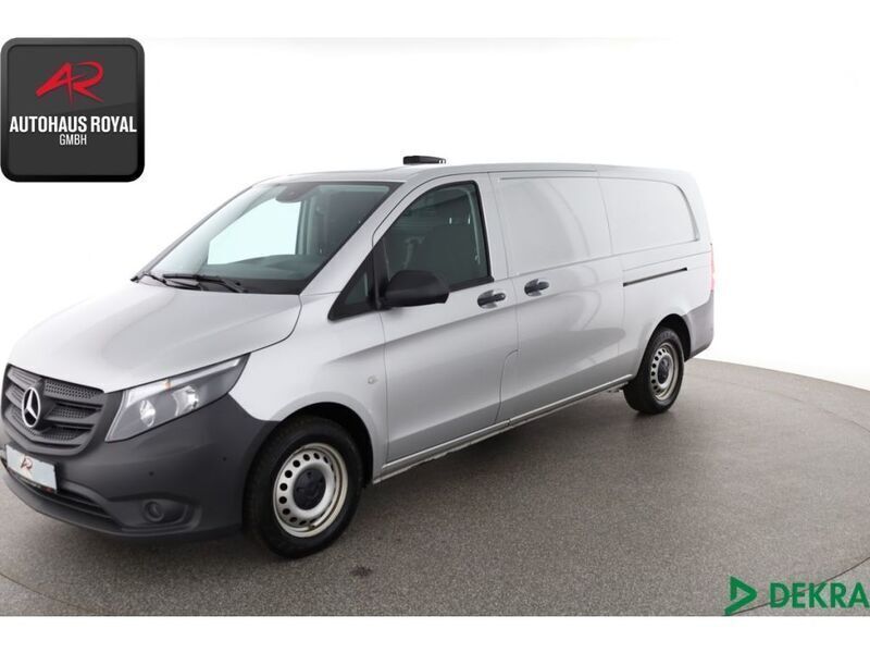 Silber (metallic) Gebraucht 2022 Mercedes Vito Van / Kleinbus | 27.379 € (Superpreis) - Bild 1/4