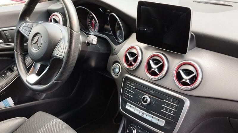 Gebraucht Mercedes CLA180 Urban 122 PS (89 kW) 2017 Rot Limousine