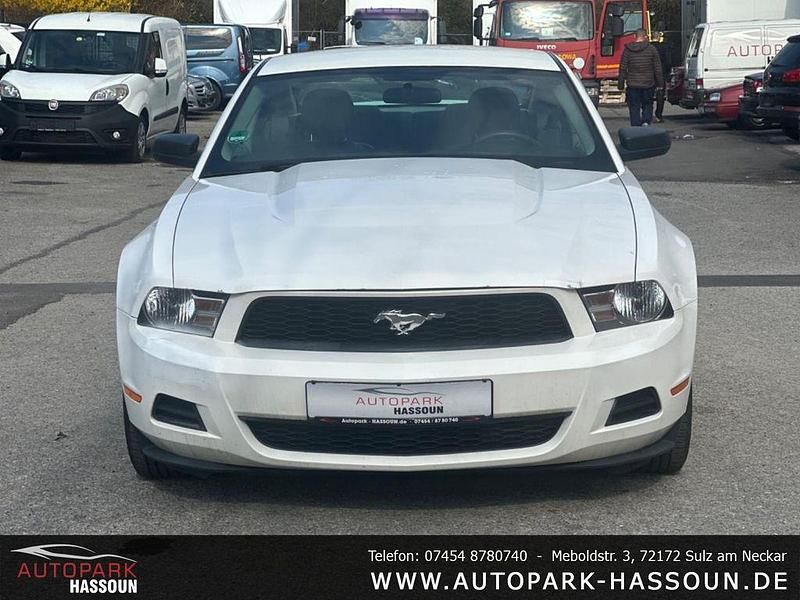Second-hand Ford Mustang 213 CP (156 kW) 2010 Alb Coupe